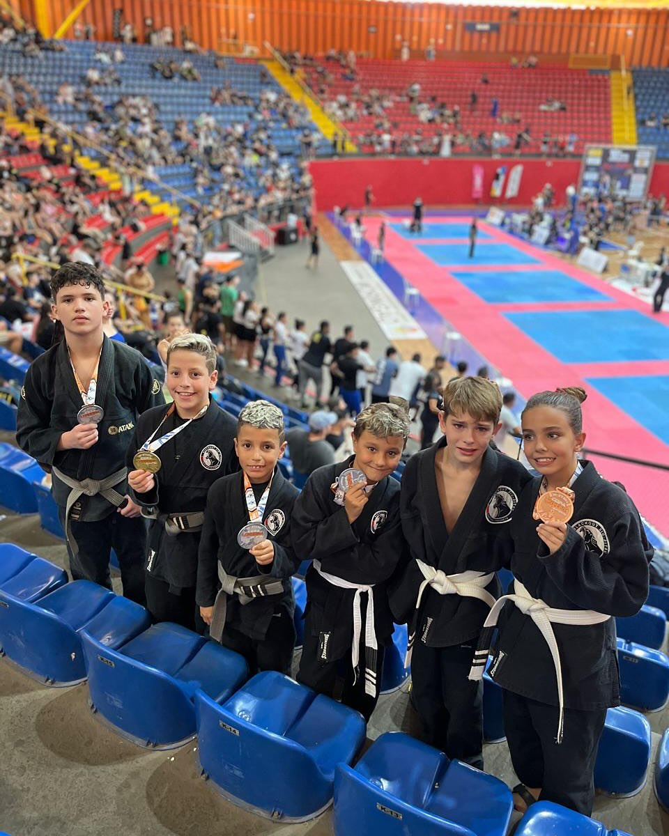 Alunos kids com medalhas em competição