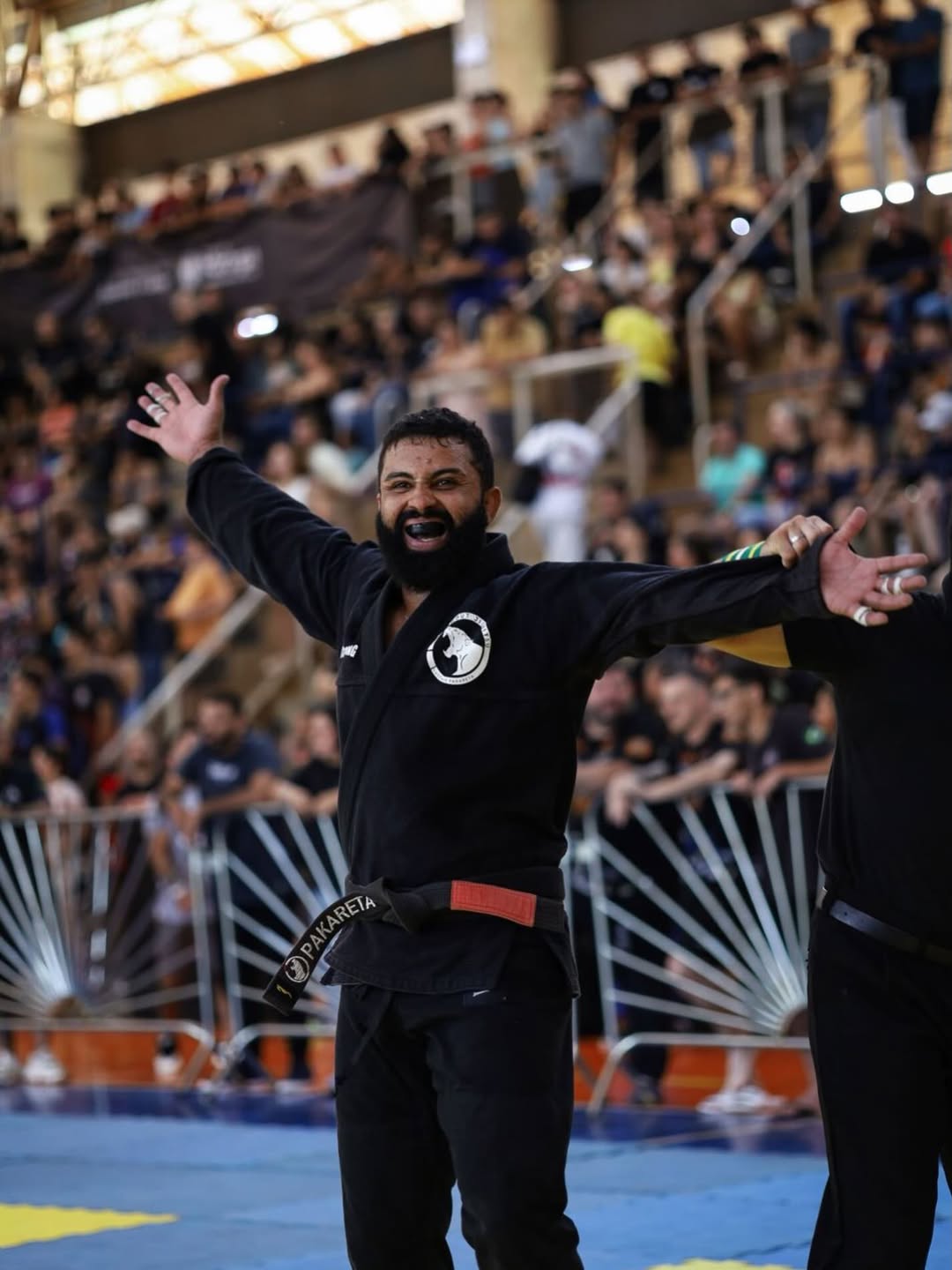 Professor Gustavo Pakareta comemorando em competição de Jiu-Jitsu